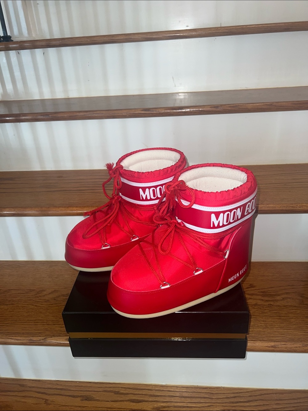 Like New Moon Boot Unisex Bright Red Insulated Snow Boots, 100% Authentic, Size9